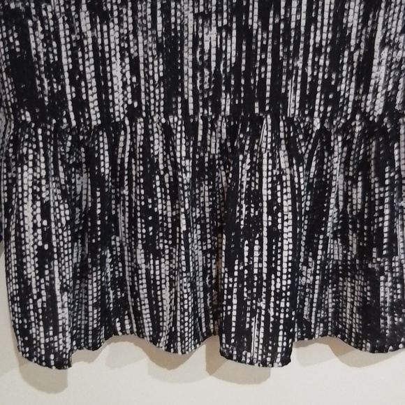 🌸 Collective concepts M black/cream pattern sheer top - Picture 8 of 8